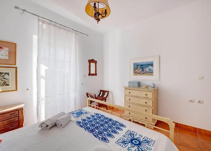 Cycladic Aura - Traditional * Finikas (Syros)